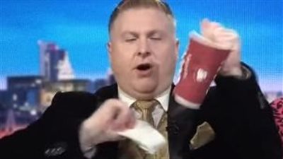 المقهى يدعم المثلية الجنسية.. مذيع بريطاني يمزق كوب كوستا على الهواء 