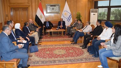 رئيس جامعة حلوان يناقش مشروع استخدام الدراجة الهوائية داخل الحرم الجامعي