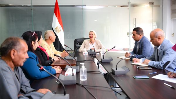 وزيرة البيئة مع مجلس