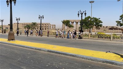 رغم حرارة الطقس.. انتعاش ملحوظ للسياحة الصيفية بمعالم الأقصر | صور 