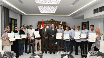 محافظ قنا يكرم أوائل الثانوية العامة بشهادات تقدير وصرف مكافأة مالية 