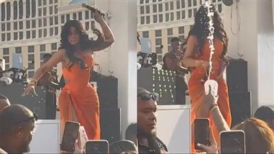 ألقته على أحد الحضور بحفلها.. بيع ميكروفون كاردي بي في مزاد علني بـ 9 آلاف دولار