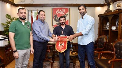 وفد من الشارقة الإماراتي يزور الأهلي 