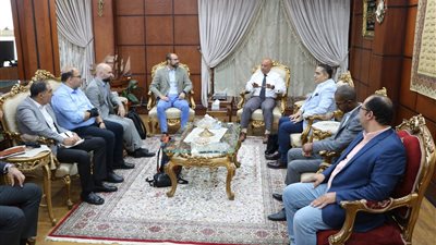 ميناء دمياط يستقبل وفد الخط الملاحي الألماني هاباج لويد لبحث سبل التعاون المشترك