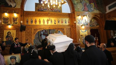 الكنيسة تقيم صلوات تجنيز الأنبا ميشائيل بألمانيا | صور