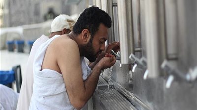 ما حكم استعمال ماء زمزم في الوضوء والاغتسال وإزالة النجاسة؟.. الإفتاء تجيب