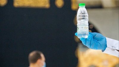 طريقة شرب ماء زمزم للعلاج.. وقصص لأشخاص رُزقوا العلم والفهم بسببها