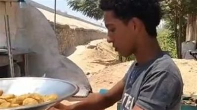 بشتغل 24 ساعة عشان أساعد أسرتي.. شاب يبيع الفول بالمنوفية: نفسي أشتري توكتوك أو أشتغل في وظيفة |بث مباشر 