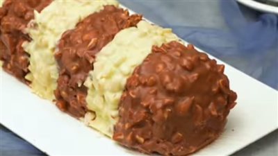 طريقة عمل ليزي كيك بالنشا.. وتزيينه بالشوكولاتة البيضاء والسوداء والمكسرات|صور