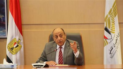 وزير الطيران المدني يتابع الخطط والتدابير الأمنية بالمطارات 