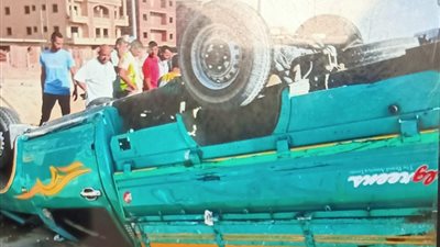 مصرع وإصابة 8 أشخاص في حادث انقلاب سيارة نقل على طريق السويس|صور