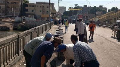 استجابة لشكاوى المواطنين.. إصلاح هبوط أرضي وتعيين خدمات على مزلقان في المنيا