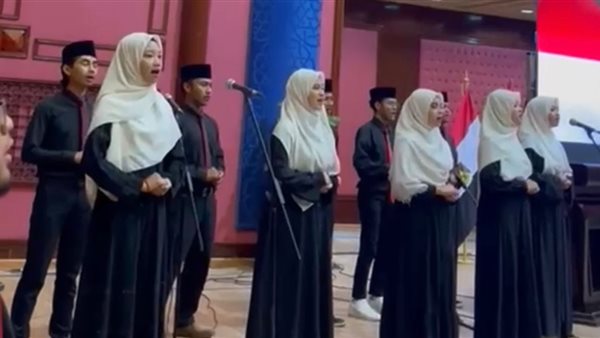  طلاب إندونيسيا ينشدون