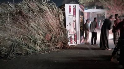 تفاصيل انقلاب تريلا محملة بالقصب على الطريق الزراعي بسوهاج | بث مباشر 