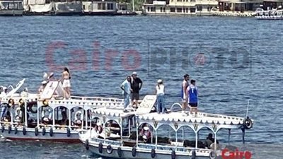 طلعوا فوق اللنشات.. السائحون يستمتعون بالرحلات النيلية بالأقصر| صور