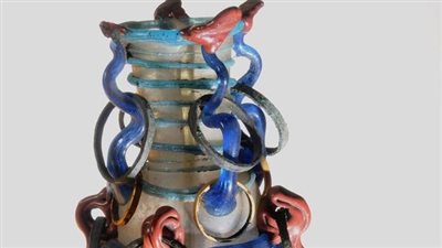 المتحف المصري يعرض إناءً زجاجيًا مزخرفًا يعود إلى العصر اليوناني الروماني