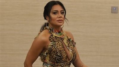 رقم خيالي.. سعر فستان رانيا يوسف بعرض أزياء مايكل سينكو في العلمين 