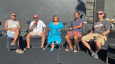 هدير أبو زيد تحاور فرقة مسار إجباري قبل حفلهم الليلة بمهرجان العلمين | صور 