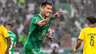 ثنائية فيرمينو تقود أهلي جدة للتقدم بالشوط الأول على الحزم في الدوري السعودي