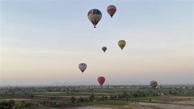 700 سائح يزينون سماء الأقصر اليوم على متن 29 رحلة بالون طائر 