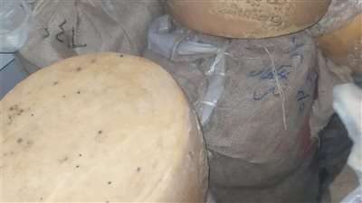 ضبط 28 طن مواد غذائية منتهية الصلاحية قبل طرحها في الأسواق بالغربية