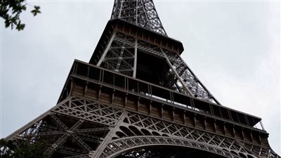 إنذار كاذب.. الشرطة الفرنسية تفتح برج إيفل للسائحين بعد تهديد بزرع قنبلة