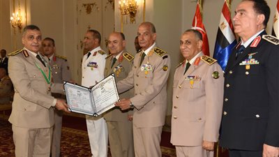 وزير الدفاع يكرم قادة القوات المسلحة المحالين للتقاعد
