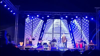 هاني عادل خلال حفله بمكتبة الإسكندرية: رميت الموبايل واتخضيت بسبب مكالمة محمد منير لي