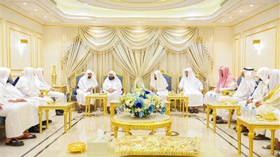 أبرزهم السديس.. عدد من أئمة وخطباء المسجد الحرام يزورون الشيخ ماهر المعيقلي