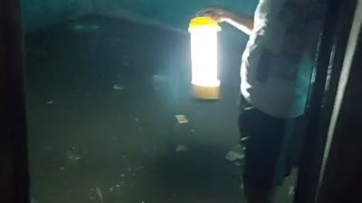 سيدة تستغيث بعد غرق منزلها بمياه الصرف الصحي: بقالي أسبوع عايشة في الشارع أنا وبناتي الستة | بث مباشر