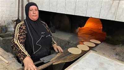 قصة الحاجة زغلولة و30 سنة كفاح مع ولادها أمام الفرن: كلنا بنشتغل بالحلال | صور وفيديو