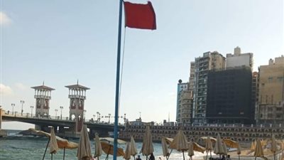 استمرار رفع الرايات الحمراء على شواطئ الإسكندرية