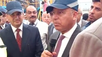 خلال تفقده تصنيع عربات المترو.. وزير النقل لأحد المهندسين: لو مش فاهم الصح اتعلمه