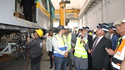 وزير النقل يزور مصنع سيماف ويتفقد أحد قطارات الخط الثالث للمترو | صور