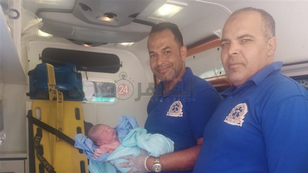 سيدة تضع مولودها