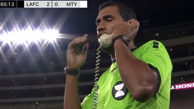 حكم مباراة مونتيري المكسيكي ولوس أنجلوس الأمريكي يتواصل مع حكام الـ VAR بالتليفون الأرضي | فيديو