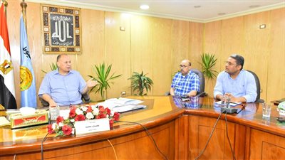 محافظ أسيوط يستعرض جهود إجراء العمليات الجراحية المجانية بالمستشفيات المركزية 