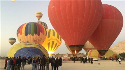 700 سائح يحلقون في سماء الأقصر على متن 29 رحلة بالون طائر | بث مباشر