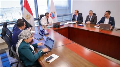 وزير الصحة يوجه بإنهاء منظومة إلكترونية لإصدار شهادات صحية مؤمنة للعاملين بقطاع الأغذية