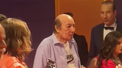 أحدث ظهور للفنان عبد الله مشرف بعكاز ووجه شاحب