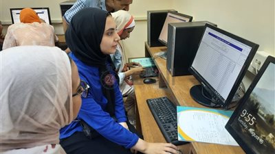 توافد طلاب الثانوية العامة على معامل تنسيق آداب عين شمس لتسجيل رغباتهم بالمرحلة الثانية