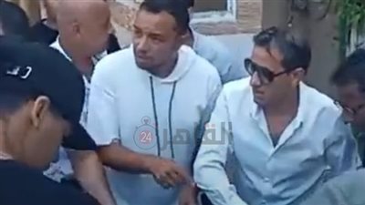  أحمد شيبة يحمل نعش والدته قبل إيداع الجثمان مثواه الأخير