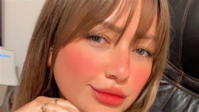 مليكة تبتكر في طلاء الأظافر بالجل.. وتكشف ألوان الشتاء المقبل