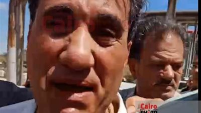 ربنا يسامحك يا أمي.. أحمد شيبة يدخل في نوبة بكاء عقب دفن جثمان والدته