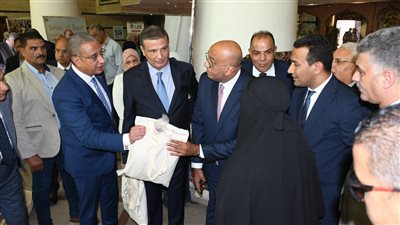 محافظ الفيوم يتفقد معرض منتجات الحرف التراثية والمشغولات اليدوية