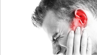 أعراضه الشعور بالدوار وطنين الأذن.. ما هو ورم العصب السمعي؟