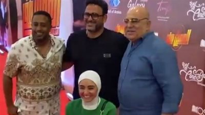 أكرم حسني يلتقط السيلفي مع جمهوره قبل العرض الخاص لفيلمه العميل صفر | بث مباشر 