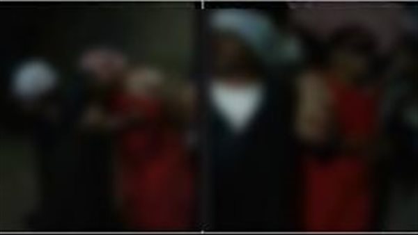 إجبار الشاب على ارتداء