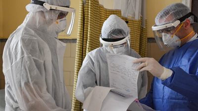 “درع واقٍ”.. “أهل مصر” تطور أدوات الوقاية للأطقم الطبية لإعادة استخدامها مرة آخرى (صور)