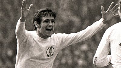 وفاة أسطورة ليدز يونايتد وبطل العالم 1966 بسبب فيروس كورونا